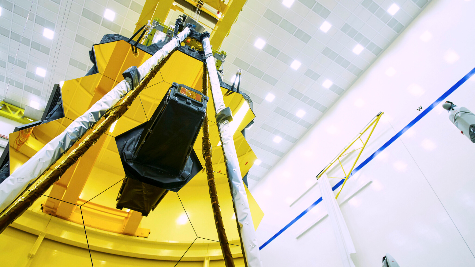 Lustro główne po zainstalowaniu na statku.  // Źródło: Northrop Grumman przez Flickr (przycięty obraz) Lustro główne po zainstalowaniu na statku.  // Źródło: Northrop Grumman przez Flickr (przycięty obraz)